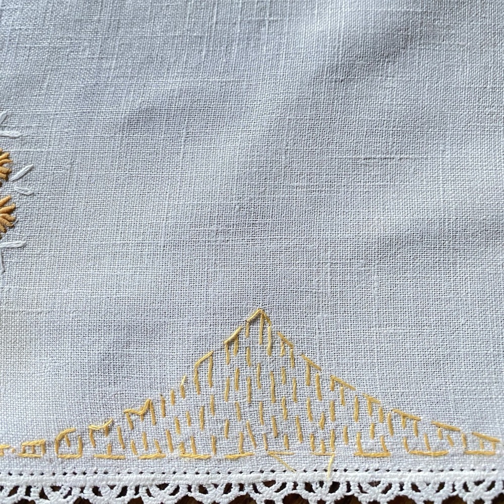 Vintage Handmade Embroidered Linen Tablecloth 32x32" Floral Hand crocheted - Picture 7 of 8